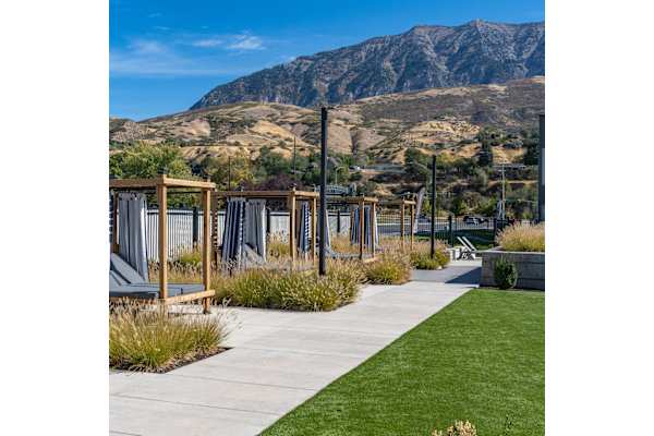 Resort-style Amenity Deck